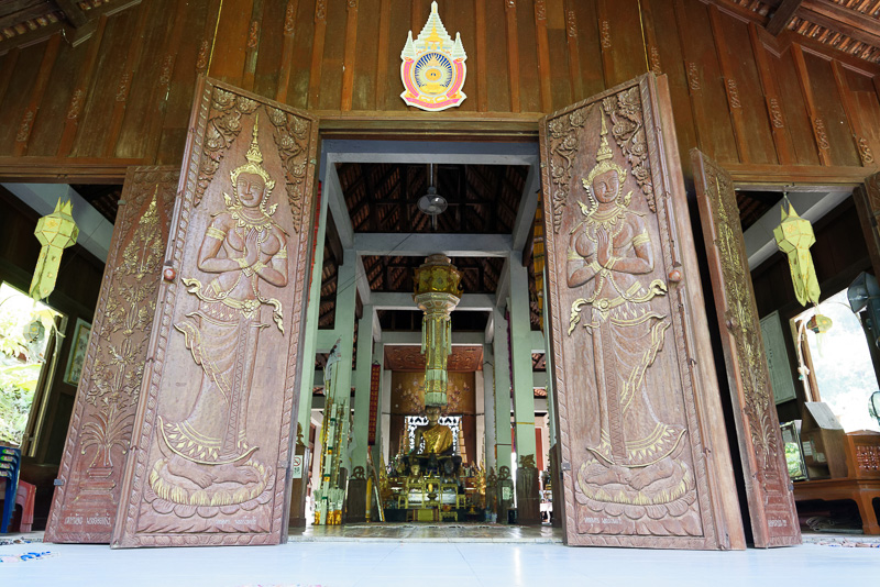 坂道になっている道路を登っていくと、寺がある