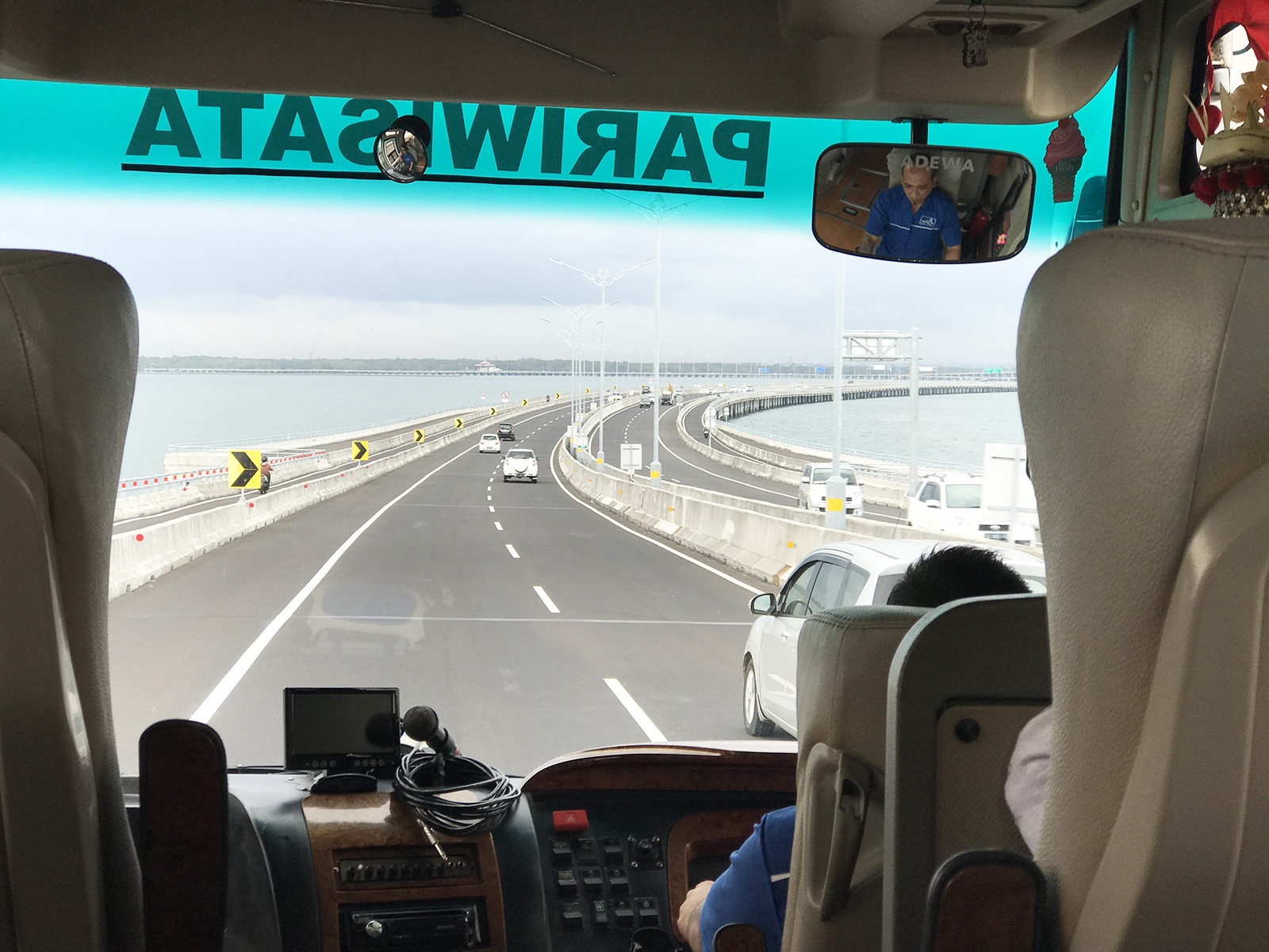 海の上に作られた海上高速道路なので、行き帰りで潮の満ち引きが見て取れました
