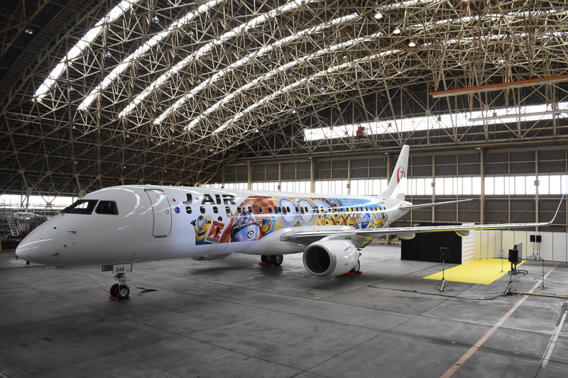 日本航空大阪整備格納庫で披露されたJAL ミニオンジェット