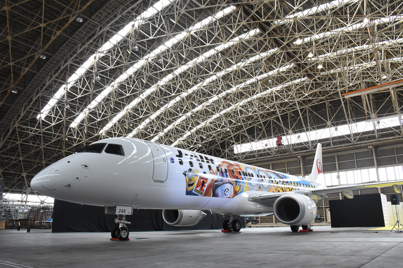 日本航空大阪整備格納庫で披露されたJAL ミニオンジェット