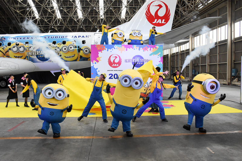 シートを剥がすと就航記念パネルが姿を現わす、という趣向だった