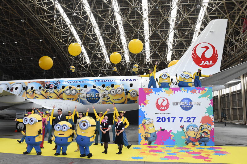 JAL ミニオンジェットを格納庫で披露