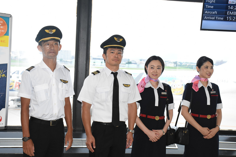JL2437便のクルー