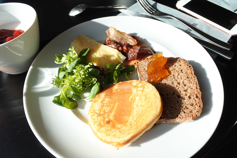 窓辺でいただく朝食は格別。パンケーキやブレッドとともに定番のベーコンや自家製ヨーグルトなどをチョイス