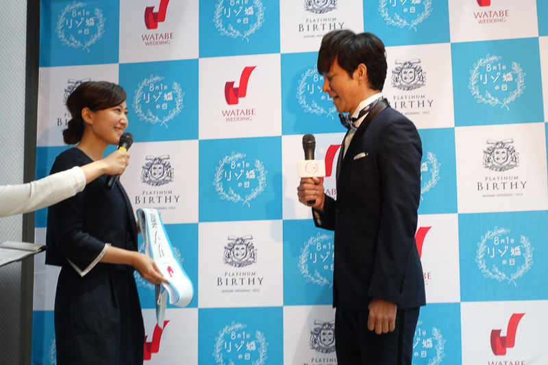 スタッフから渡部さんにリゾ婚PR大使のたすきが贈呈される