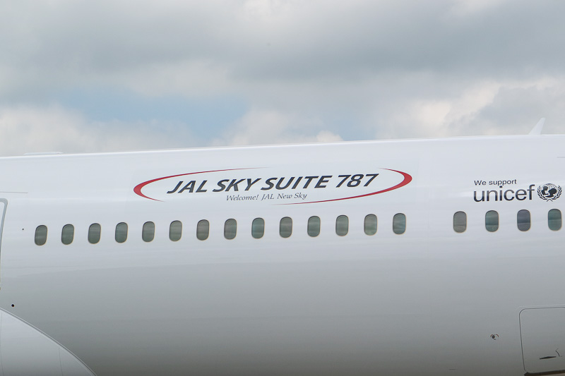 側面には「JAL SKY SUITE 787」と描かれている