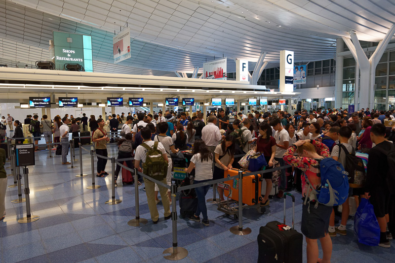 記念すべき日本発初便ということもあってか、出発を控える21日の夜に、ニュージーランド航空のチェックインカウンターは大勢の旅行客が列を作っていた