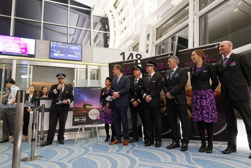 搭乗ゲートで記念セレモニー実施。挨拶する機長のバリー・マリー（Barry Murray）氏