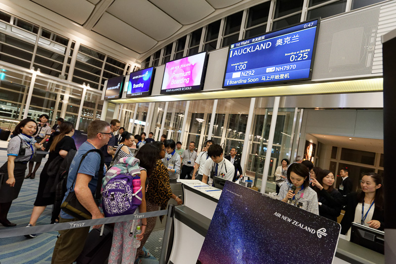 搭乗開始。記念セレモニーなどで搭乗開始はやや押したが、混乱はなく少しの遅れで駐機場を離れ、離陸。機内はほぼ満席状態だった