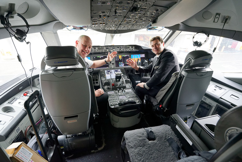 オークランド着陸後に特別に案内していただいた操縦席。無事到着し、リラックスした雰囲気