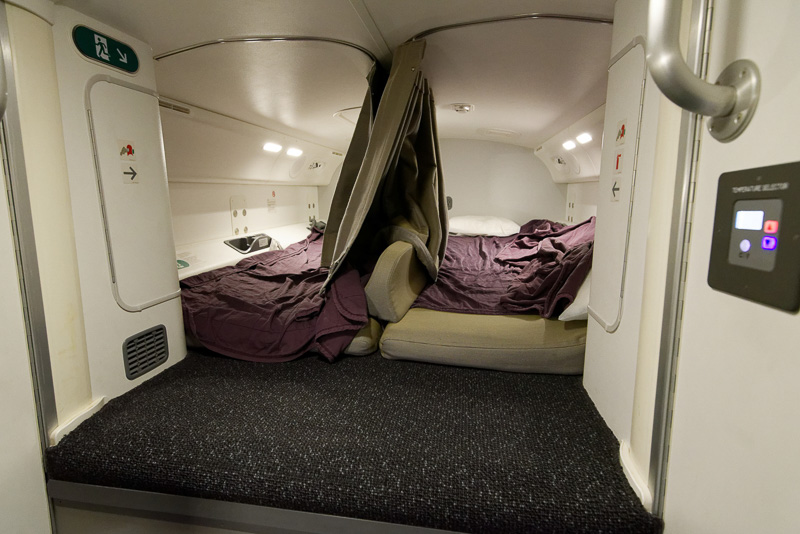 こちらも特別に案内していただいた、機内のパイロット休憩場所となるレストスペース。ベッドルームを2つ備えている