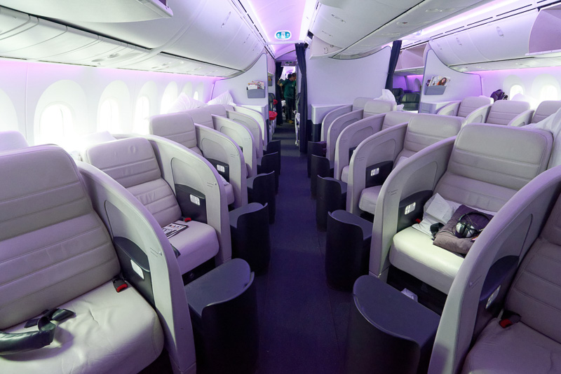 ビジネス・プレミア。やや雑然とした様子となっているのは着陸後のため