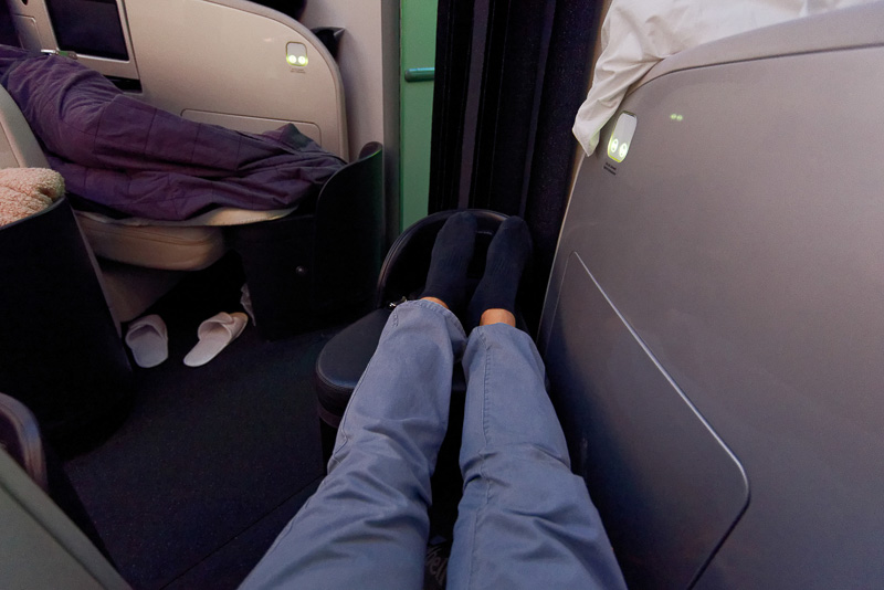 仕切りなどはないためプライベート感はそこまで味わえないが、チェアも兼ねたオットマンがあり、常に脚を伸ばしていられる