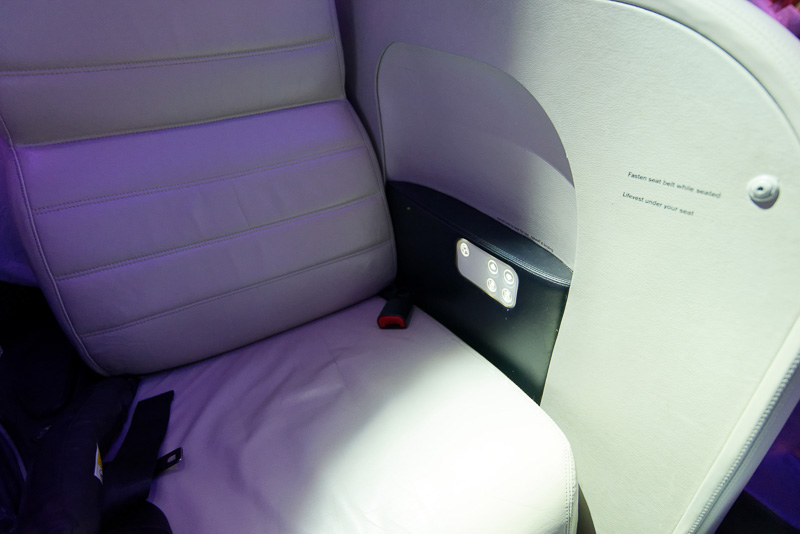 シート左側に、テーブルの取り出しや、シートとランバーサポートの上下を操作するボタンが設けられている