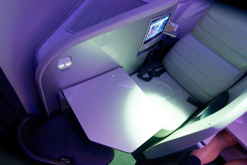 前後にも広い大きめのテーブル