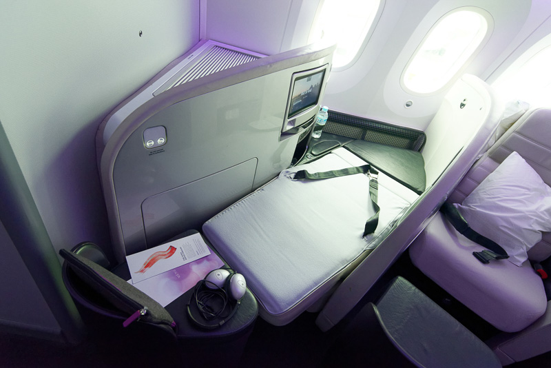 シート右奥、オットマンの近くにはシートをフラットベッドに変形させるボタン。背もたれの裏側が表に返るような形でベッドになる