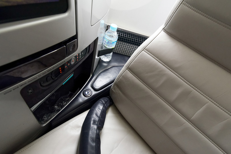 その下にも格納式の小物置き場。スマートフォンや眼鏡を入れておくのにぴったり。ちなみにヘッドフォン端子はリモコンの左、AC電源はその下の陰になっているところにある