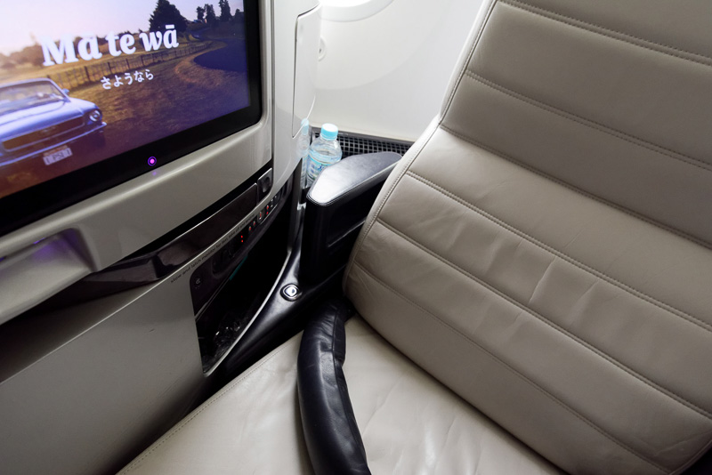 その下にも格納式の小物置き場。スマートフォンや眼鏡を入れておくのにぴったり。ちなみにヘッドフォン端子はリモコンの左、AC電源はその下の陰になっているところにある