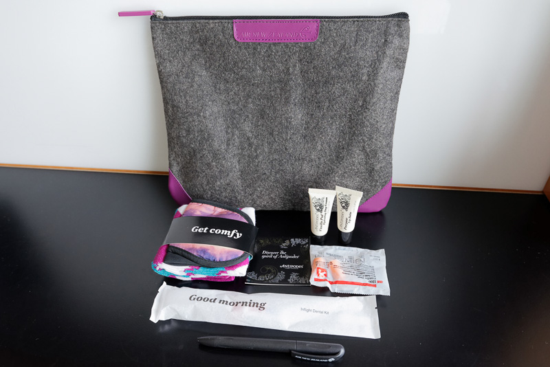 アメニティはソックス、アイマスク、耳せん、保湿クリーム、リップクリーム、歯ブラシ、ボールペン