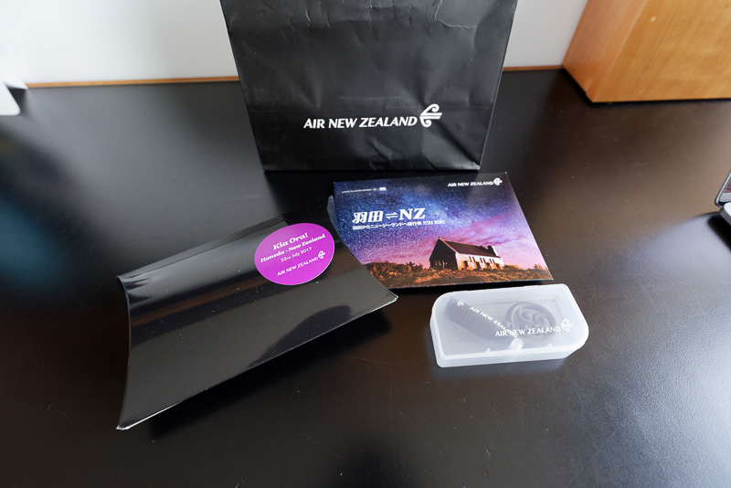 ちなみに初便が就航したこの日、搭乗者全員に特別なプレゼントもあった。内容はニュージーランドの景色が描かれたポストカード、USBメモリ、クッキー