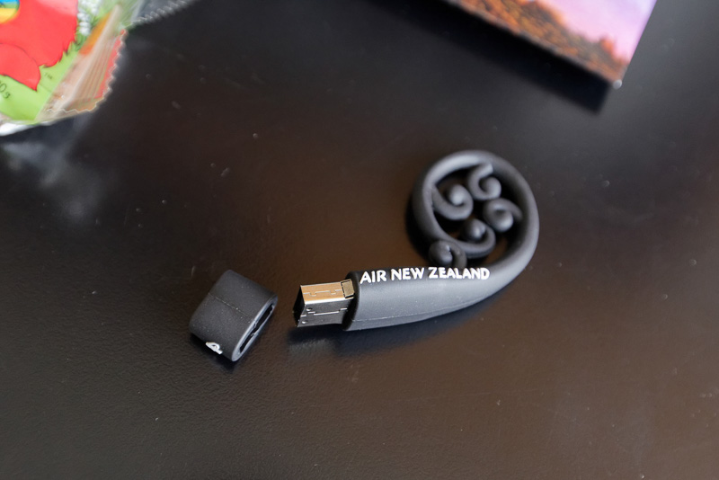 ちなみに初便が就航したこの日、搭乗者全員に特別なプレゼントもあった。内容はニュージーランドの景色が描かれたポストカード、USBメモリ、クッキー