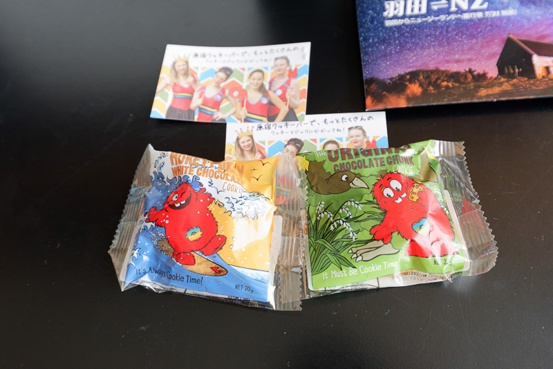 ちなみに初便が就航したこの日、搭乗者全員に特別なプレゼントもあった。内容はニュージーランドの景色が描かれたポストカード、USBメモリ、クッキー