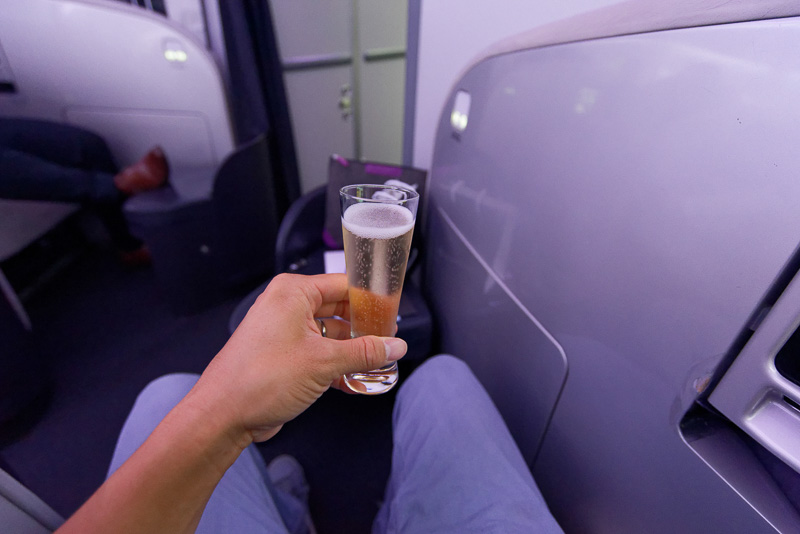 離陸前のウェルカムドリンク。ニュージーランド産のスパークリングワイン「Allan Scott Cecilia Brut NV」が振る舞われる