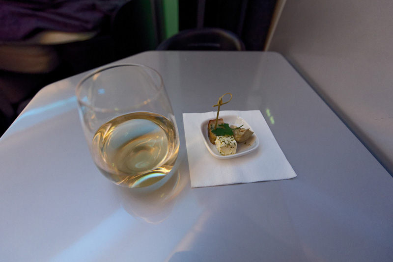 離陸後、安定飛行に入るとワインがサービス。このときのために用意されているワインは3種類あり、フライトごとに毎回異なる1種類だけが提供される。この日は2014年の「Prophet's Rock Pinot Gris」だった。もちろんこれ以外にも数種類のアルコール、ソフトドリンクを常備している