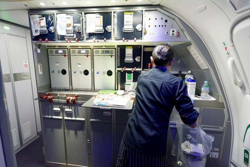 離陸から1時間と少し、にわかにキッチンが忙しくなる。時刻は2時半ごろで、すでに就寝している人も多い。ビジネス・プレミア向けの食事は1人のCAが盛り付けを担当していた