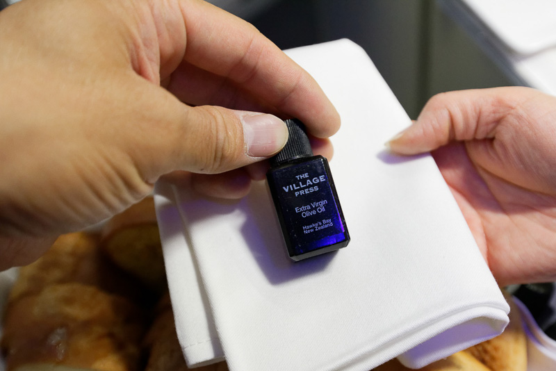 パンはガーリックブレッド、ハーブフォカッチャ、黒オリーブチャバタロールの3種類。ミニボトルはオリーブオイルが入っている