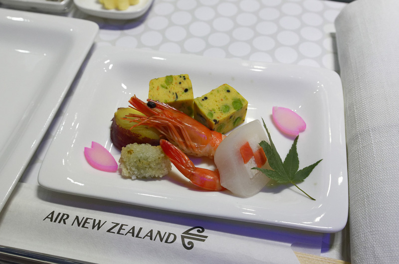 キッチンにお邪魔して撮影。こちらは海鮮系の前菜。エンドウとひじきの玉子焼、海老の艶煮、サーモンと長芋の市松、空豆の新引き揚げ、九十甘露煮、吉野ふぶき