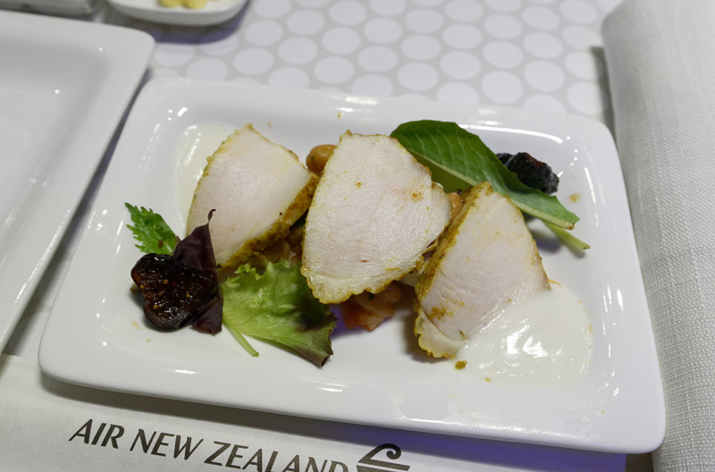 チキン系の前菜。モロッコ風チキン、タヒニのヨーグルトソース添え。ひよこ豆、トマト、ミントのサラダに、イチジクとパニールチーズが盛り付けられている