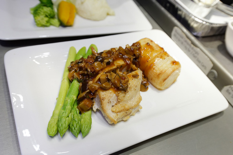 鶏胸肉のロースト。マッシュルーム、パンチェッタ、ヘーゼルナッツのソースがまぶされている