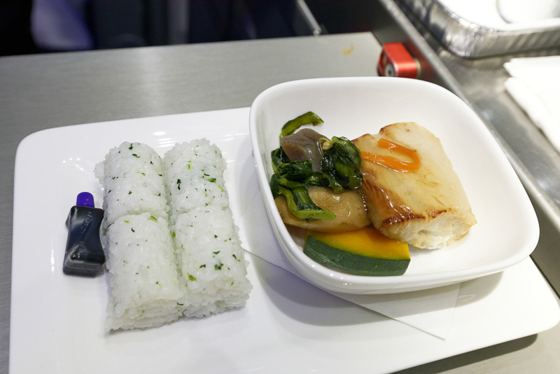 ニュージーランドで獲れるギンワレフと呼ばれる魚の西京焼き。味や舌触りは日本で一般的なサワラの西京焼きとよく似ていて、しっかりした味付け