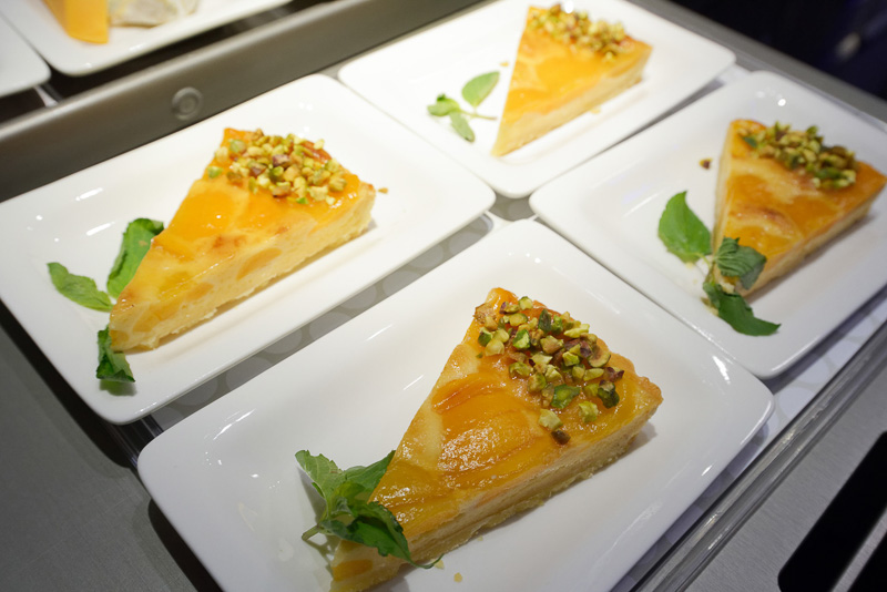 デザートも3種類。アプリコットピスタチオタルトに、はちみつヨーグルトクリーム