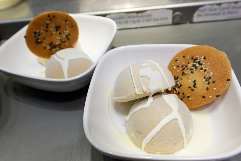 塩キャラメルとエスプレッソコーヒーのアイスクリームに、ホワイトチョコレートソースがかかっている。クッキーはセサミチュイール