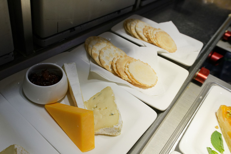 甘い物が苦手な人にはチーズとクラッカー、イチジクとトマトのコンフィチュールが用意