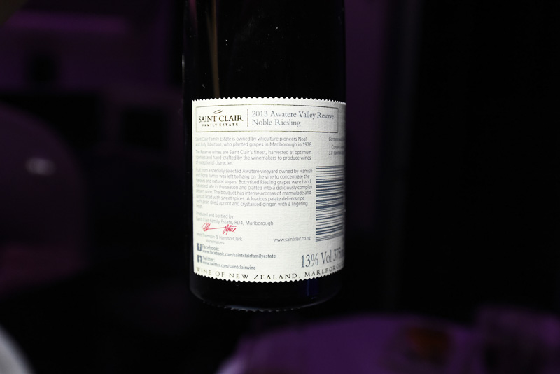 デザートのタイミングでワインを頼むと、甘みの強いニュージーランド産のデザートワインはSaint Clairの「2013 Awatere Valley Reserve Noble Riesling」が提供される。メニューには書かれていないのでCAに尋ねてみてほしい