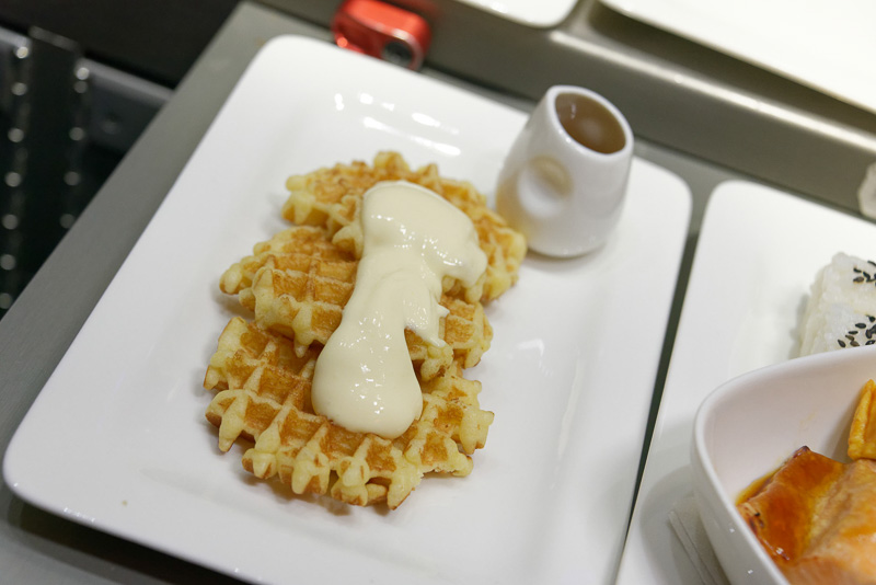 洋食はシナモンワッフル。梨のコンポートとパッションフルーツヨーグルトが添えられる