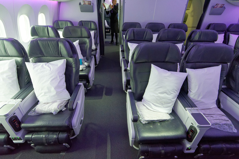 復路で利用したプレミアム・エコノミーのエリア。シートピッチは104cmでゆとりがある