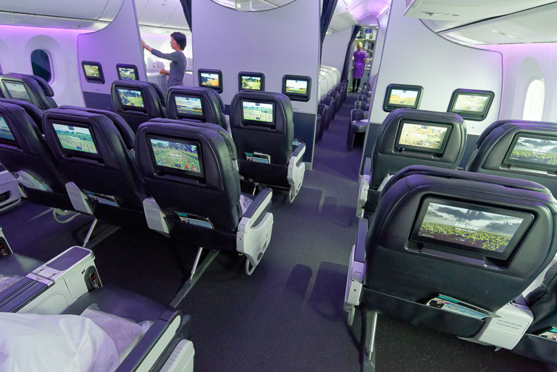 復路で利用したプレミアム・エコノミーのエリア。シートピッチは104cmでゆとりがある