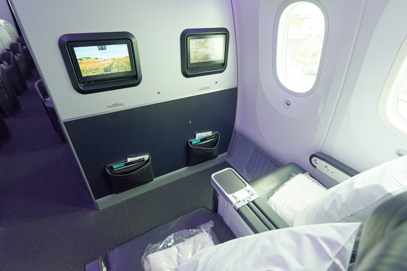 復路で利用したプレミアム・エコノミーのエリア。シートピッチは104cmでゆとりがある