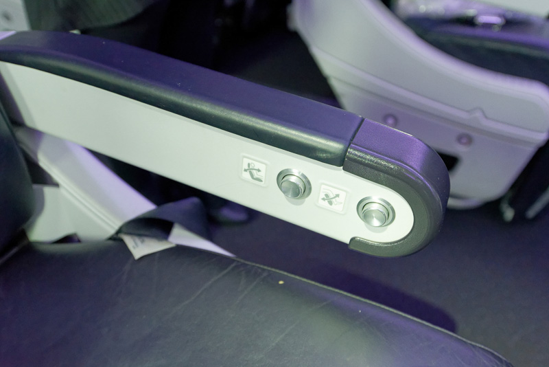 アームレストに備えているボタンでリクライニングとレッグレストを操作できる