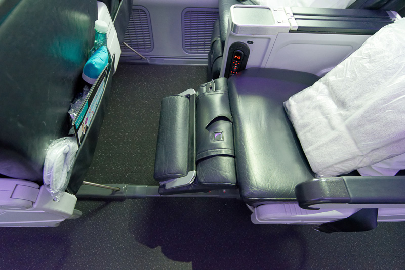 ボタンを押すとレッグレストがゆっくり跳ね上がる