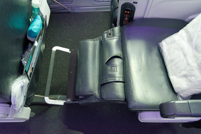 さらにレッグレストの右側（写真では上方向）にあるツマミを操作するとフットレストを押し下げることができる