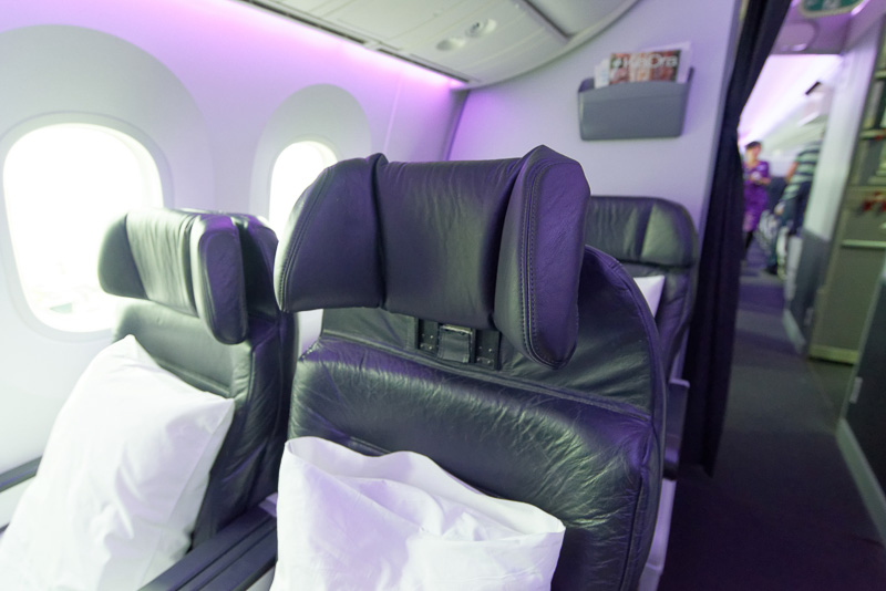 ヘッドレストは上下可動式。左右を折り曲げることも可能