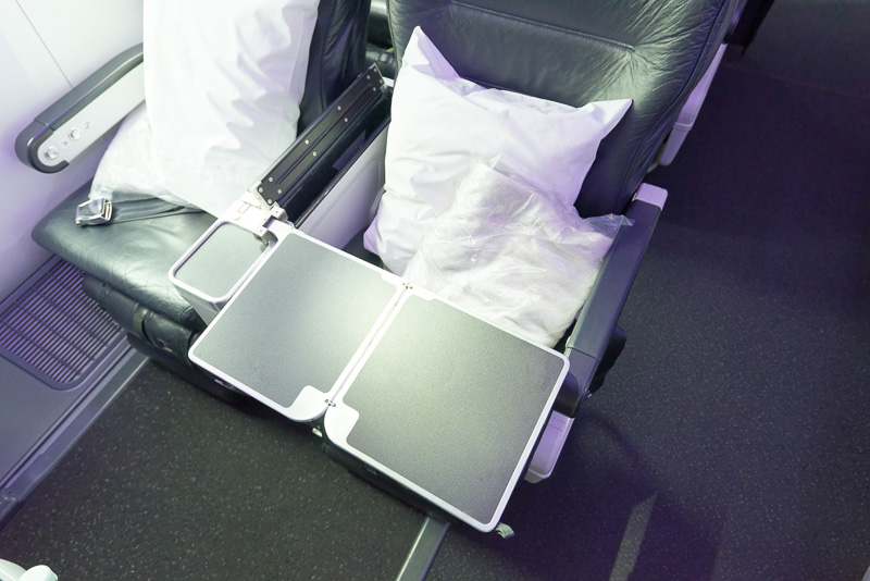 テーブルは折りたたみ式で、アームレストから取り出して使う