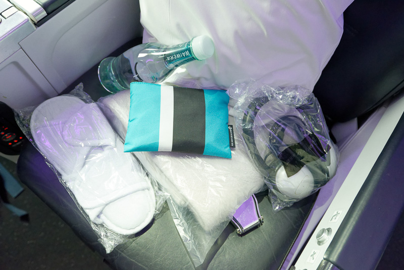 アメニティ類。ポーチの中身はソックス、アイマスク、耳せん、リップクリーム、歯ブラシ、ボールペン