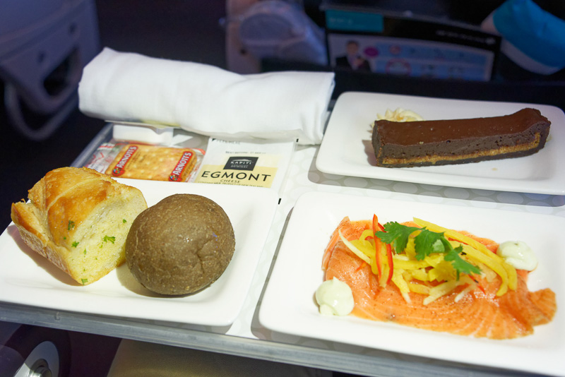 離陸から1時間ほど経つと昼食に