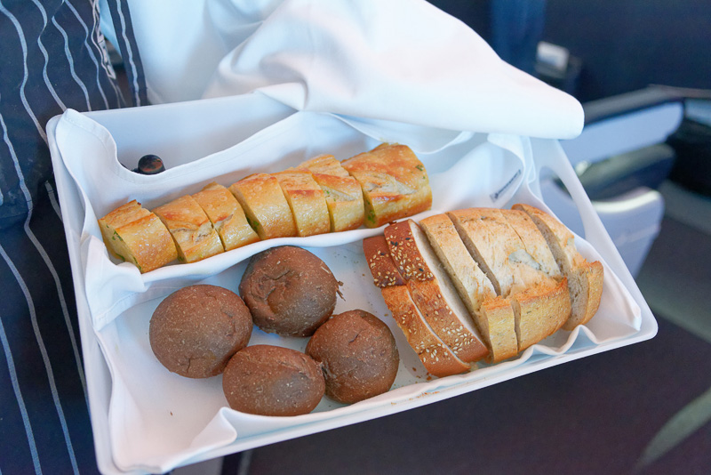 パンは4種類。ローズマリーサワードウ、セサミシードローフ、ガーリックブレッド、ライ麦ロール